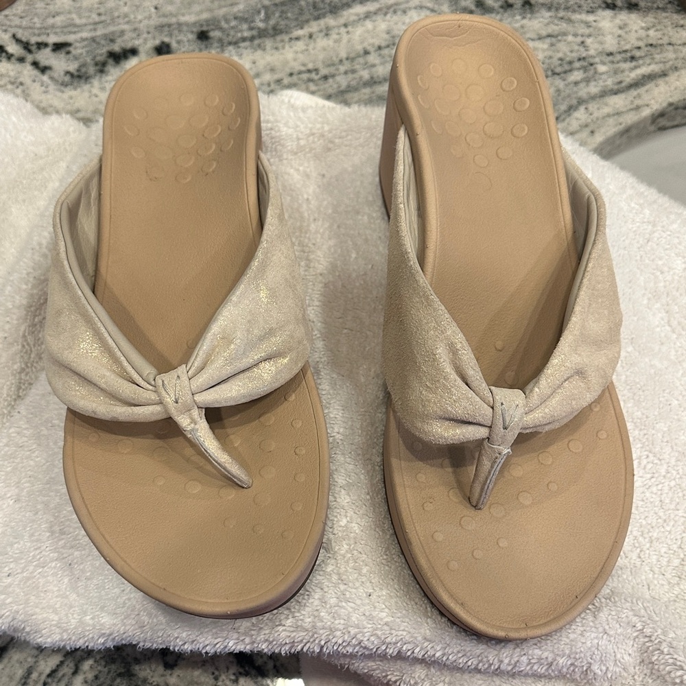 Vionic Arabella Wedge Thong Sandals
